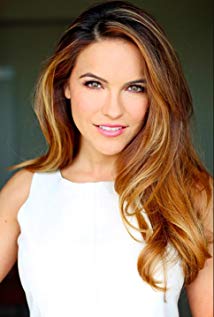 How tall is Chrishell Stause?